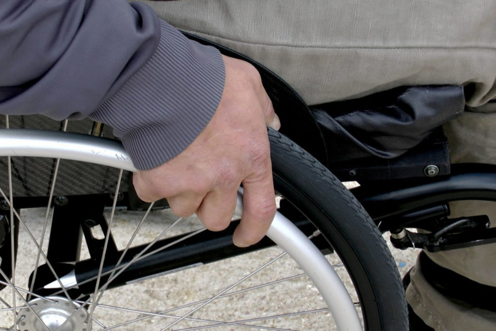 wheelchair_disabled_person_with_reduced_mobility_man_promenade_hand-647194-cropped