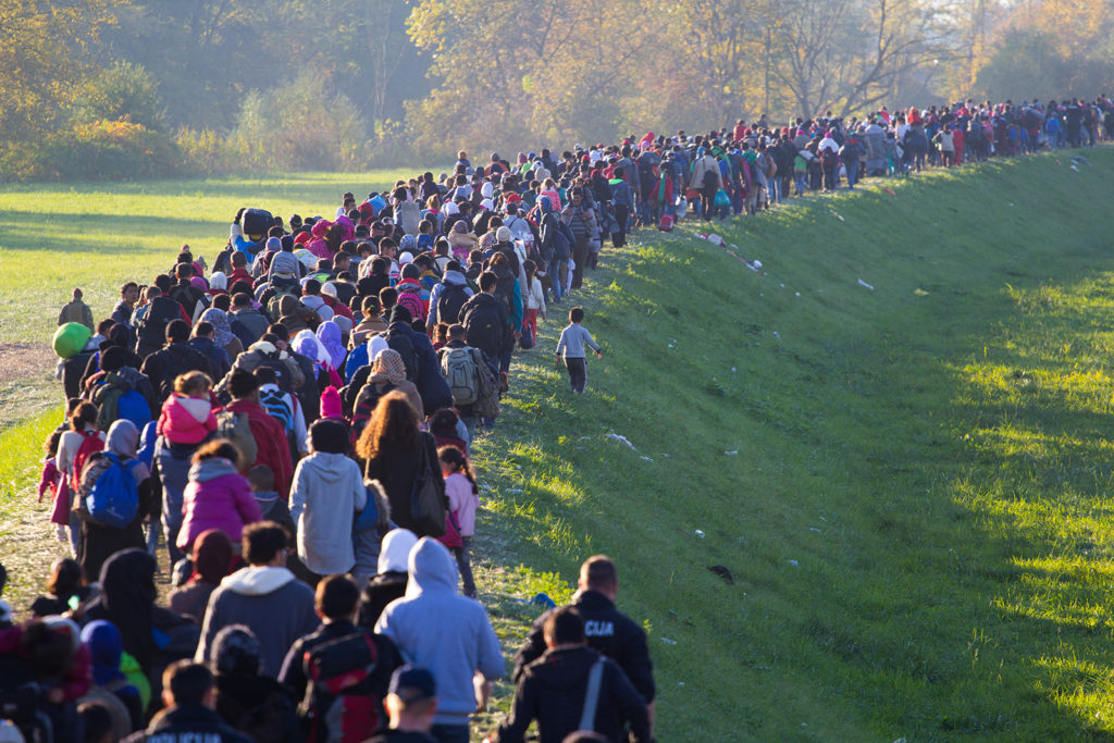 Several thousand refugees are wandering into the direction of Deutscland